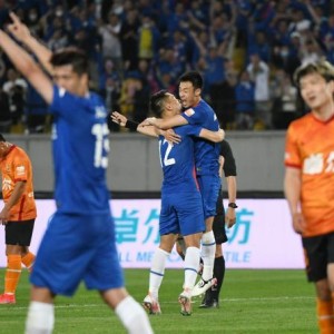 足球-两连胜后申花瞄准德比战 曾诚巴索戈或因伤缺席