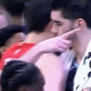 今天在场上纠缠一整晚！杨瀚森赛后和埃迪拥抱致意 两人合计11犯