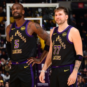 直播平台-艾顿已引起湖人将帅不满！消息人士：内线球员排着队想搭档东契奇